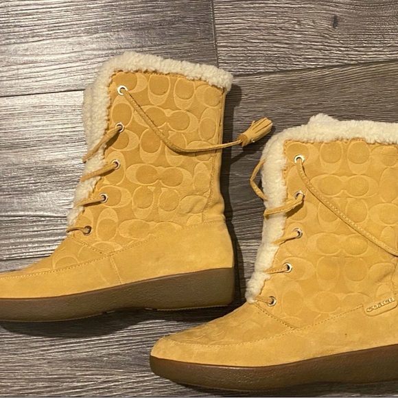 Women’s Suede Coach Boots - Picture 5 of 9